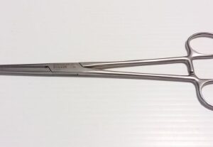Hemostatic Forceps Aesculap Kocher-Ochsner 8-7/8 Inch Length OR / Surgical Grade Stainless Steel NonSterile Locking Finger Ring Handle Straight Serrated with 1 X 2 Teeth